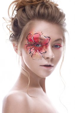 Gözüne bir kırmızı-altın çiçek şeklinde yaratıcı bir makyaj ile genç bir kız. Bir bahar çiçek suretinde güzel model