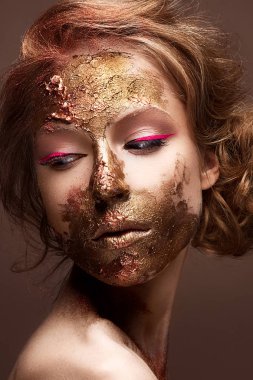Yaratıcı makyaj ve yüzündeki dokular ile genç kız. Ahududu oklar ve altın pigment ile güzel model