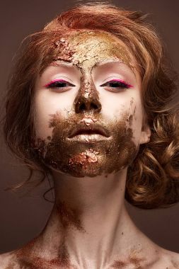 Yaratıcı makyaj ve yüzündeki dokular ile genç kız. Ahududu oklar ve altın pigment ile güzel model