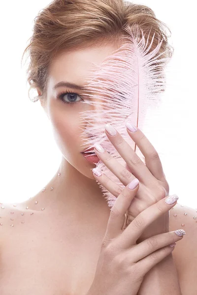 Menina com maquiagem nua e rosa pena nas mãos. Modelo bonito com uma manicura doce — Fotografia de Stock