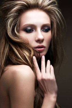 Yaratıcı bir parlak makyaj ve yemyeşil bir saç modeli ile genç bir kız. Güzel model smokies ile. Yüz güzelliği. 