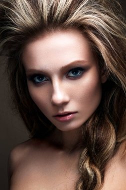 Yaratıcı bir parlak makyaj ve yemyeşil bir saç modeli ile genç bir kız. Güzel model smokies ile. Yüz güzelliği. 