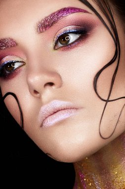 Yaratıcı makyaj ve parlak kaşları ile genç kız. Güzel model yüz ve mükemmel cilt saç telleri ile. Yüz güzelliği