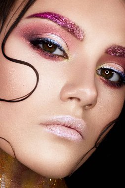 Yaratıcı makyaj ve parlak kaşları ile genç kız. Güzel model yüz ve mükemmel cilt saç telleri ile. Yüz güzelliği