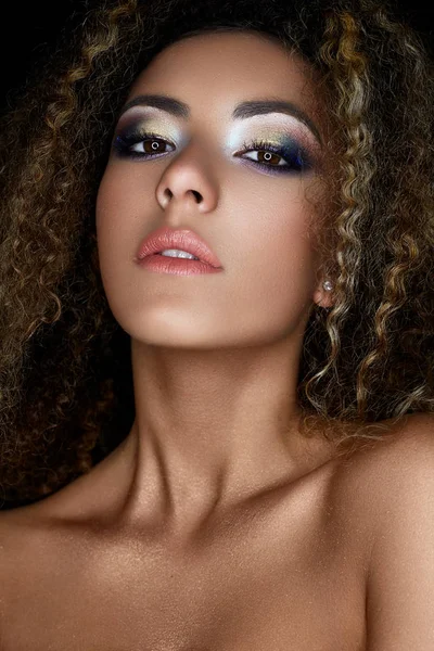 Una joven afroamericana con maquillaje creativo y rizos pequeños. Un hermoso modelo con la piel perfecta —  Fotos de Stock