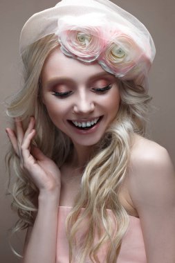 Bukleler örtü ile şapkalı bir genç kız. Kafasındaki çiçek çelenk ile güzel model