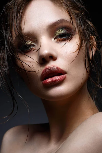 A young girl with bright creative makeup and perfect skin. Beautiful model with wet hair on face. — Stock Photo, Image