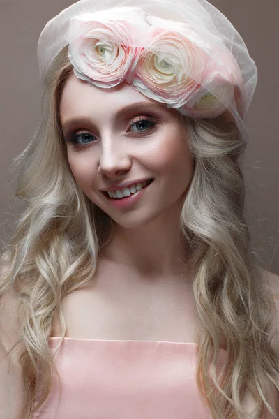 Молода дівчина з завитками в капелюсі з вуаллю. Красива модель з вінком з квітів на голові — стокове фото