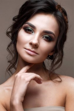 Parlak yaratıcı makyaj ve akşam saç ile genç bir kız. Güzel model mükemmel deri ile