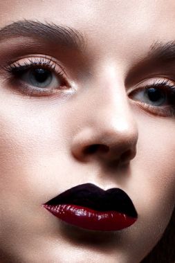 Genç kız parlak akşam makyaj ile. Güzel model kırmızı dudaklı. Saf parlak deri. Yüz güzelliği.
