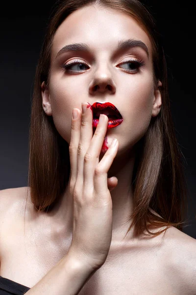 Una chica joven con el pelo largo y liso y maquillaje brillante por la noche. Hermosa modelo con labios rojos. Piel brillante pura . — Foto de Stock