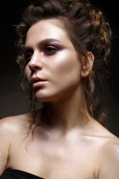 Jong meisje met heldere avond make-up en kapsel met krullen. Mooi model met creatieve make-up en perfect glanzende huid. Schoonheid van het gezicht — Stockfoto