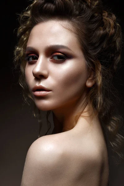 Jong meisje met heldere avond make-up en kapsel met krullen. Mooi model met creatieve make-up en perfect glanzende huid. Schoonheid van het gezicht — Stockfoto