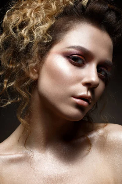 Junges Mädchen mit hellem Abend Make-up und Frisur mit Locken. wunderschönes Modell mit kreativem Make-up und perfekt glänzender Haut. Schönheit des Gesichts — Stockfoto