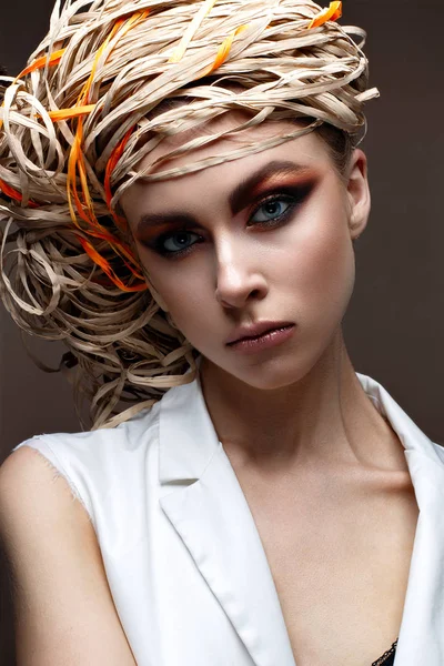 밝은 창조적인 화장과 젊은 여자. 그녀의 머리에 밀 짚 모자와 아름 다운 모델. 순수한 빛나는 피부 — 스톡 사진