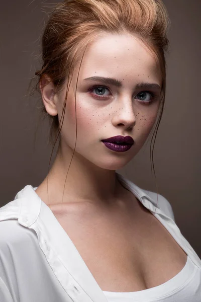 Jovem com um corte de cabelo em uma camisa branca. Modelo bonito com maquiagem nua e lábios brilhantes. Estilo de escritório. Beleza do rosto — Fotografia de Stock