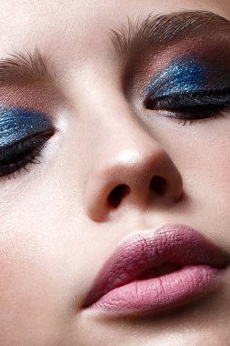 Bir saç modeli ve parlak bir yaratıcı makyaj ile genç bir kız. Kızıl saçlı güzel model. Yüz güzelliği. Yakın çekim portre