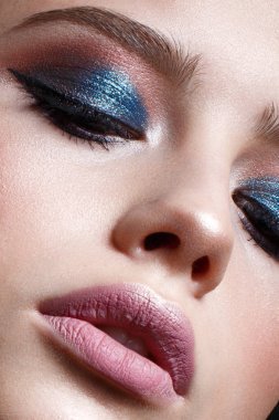 Bir saç modeli ve parlak bir yaratıcı makyaj ile genç bir kız. Kızıl saçlı güzel model. Yüz güzelliği. Yakın çekim portre