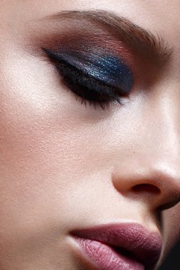 Bir saç modeli ve parlak bir yaratıcı makyaj ile genç bir kız. Kızıl saçlı güzel model. Yüz güzelliği. Yakın çekim portre