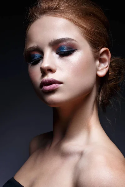 Ein junges Mädchen mit Frisur und grellem, kreativem Make-up. schönes Model mit roten Haaren. Schönheit des Gesichts — Stockfoto