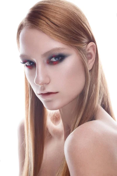 Una chica joven con cabello liso y maquillaje creativo brillante. Hermosa modelo con el pelo rojo. Belleza de la cara — Foto de Stock