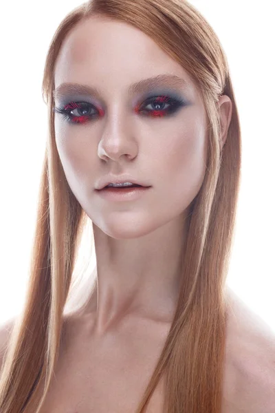 Μια νεαρή κοπέλα με ίσια ρέει μαλλιά και φωτεινά δημιουργικό μακιγιάζ. Το όμορφο μοντέλο με τα κόκκινα μαλλιά. Ομορφιά του προσώπου — Φωτογραφία Αρχείου
