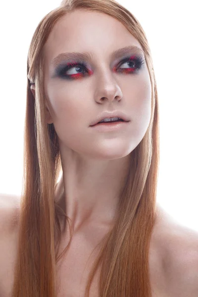 Μια νεαρή κοπέλα με ίσια ρέει μαλλιά και φωτεινά δημιουργικό μακιγιάζ. Το όμορφο μοντέλο με τα κόκκινα μαλλιά. Ομορφιά του προσώπου — Φωτογραφία Αρχείου