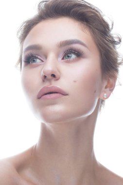 Genç kız bir nazik çıplak makyaj ve saç modeli ile. Mükemmel cilt parlayan ile güzel bir model. Yüz güzelliği.