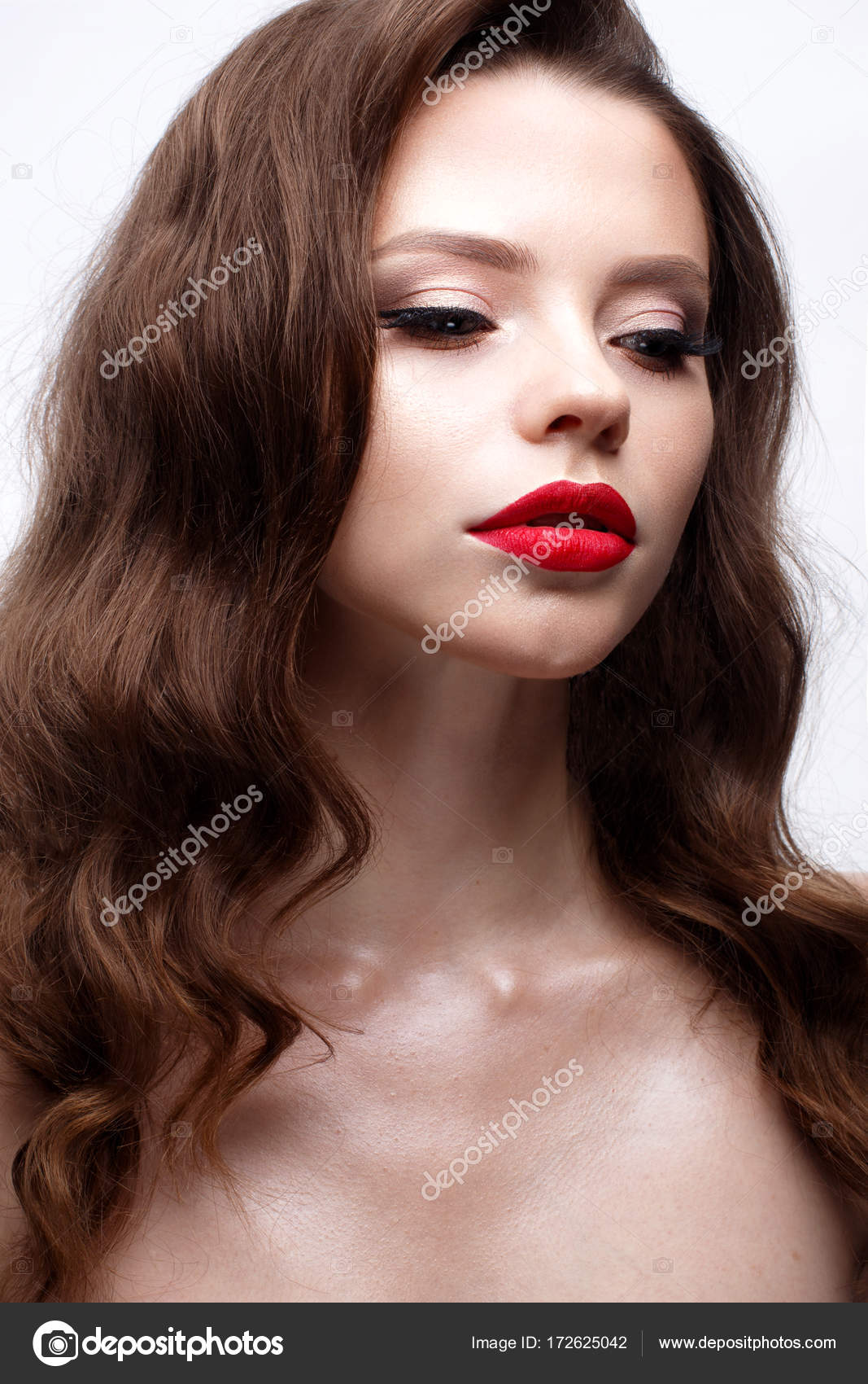 Ein Junges Madchen Mit Einer Hollywood Welle Und Klassischem Make Up Schones Modell Mit Roten Lippen Und Pfeilen Auf Den Augen Abend Make Up Und Frisur Stockfotografie Lizenzfreie Fotos C 4emodanova Depositphotos