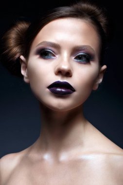 Yaratıcı makyaj ve saç modeli ile genç kız. Güzel bir model parlak gözleri ve mor dudaklar. Parlayan cilt.