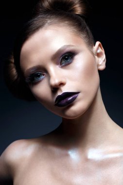 Yaratıcı makyaj ve saç modeli ile genç kız. Güzel bir model parlak gözleri ve mor dudaklar. Parlayan cilt.