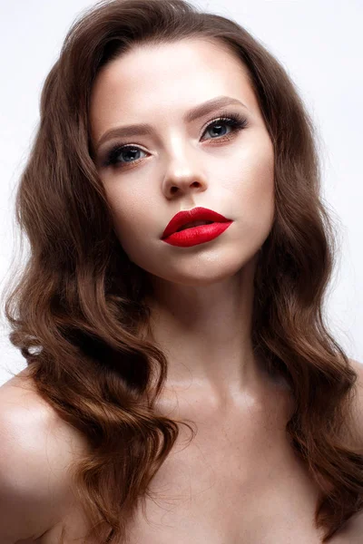 A young girl with a Hollywood wave and classic makeup. Beautiful model with red lips and arrows on eyes. Evening makeup and hairstyle. — Stock Photo, Image