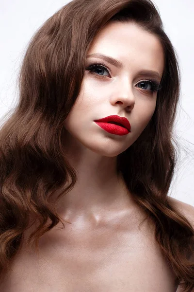 Ein junges Mädchen mit einer hollywood Welle und klassischem Make-up. schönes Modell mit roten Lippen und Pfeilen auf den Augen. Abend Make-up und Frisur. — Stockfoto