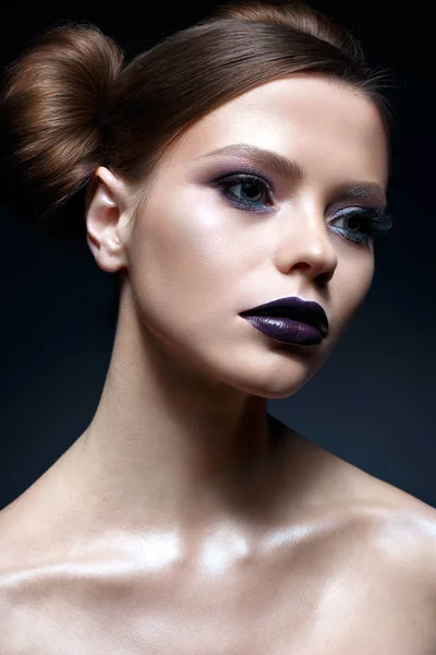 Νεαρή κοπέλα με δημιουργικό μακιγιάζ και χτένισμα. Ένα όμορφο μοντέλο με φωτεινά μάτια και τα μοβ χείλη. Λαμπερό δέρμα. — Φωτογραφία Αρχείου