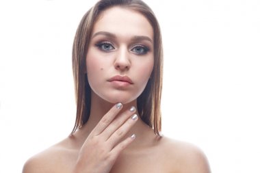 Bir genç kız bir nazik klasik makyaj ve bağsız kıl. Güzel model çıplak makyaj ve düz saçlar. Yüz ve parlayan cilt güzelliği.