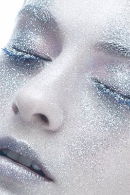 Genç bir kız kış güzel bir görüntü. Beyaz deri, sparkles ve karlı saç ile güzel bir model. Parlayan cilt. Kış görüntüsü. Beyaz arka plan izole. Stüdyoda çekilmiş fotoğrafı. Yakın çekim.