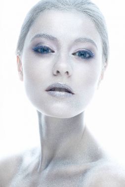 Genç bir kız kış güzel bir görüntü. Beyaz deri, sparkles ve karlı saç ile güzel bir model. Parlayan cilt. Kış görüntüsü. Beyaz arka plan izole. Stüdyoda çekilmiş fotoğrafı.