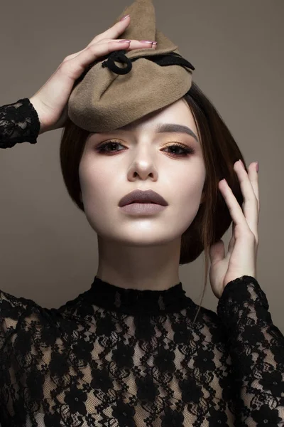 Young Girl Unusual Hat Elegant Hairdo Beautiful Model Gentle Make — Stock Photo, Image