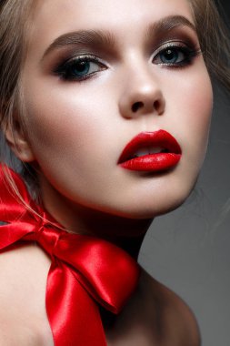 Makyaj ve kırmızı dudaklar akşam ile genç kız. Güzel model Saint Valentine görüntü. Mükemmel cilt. Yüz güzelliği. Fotoğraf stüdyosunda alınır.