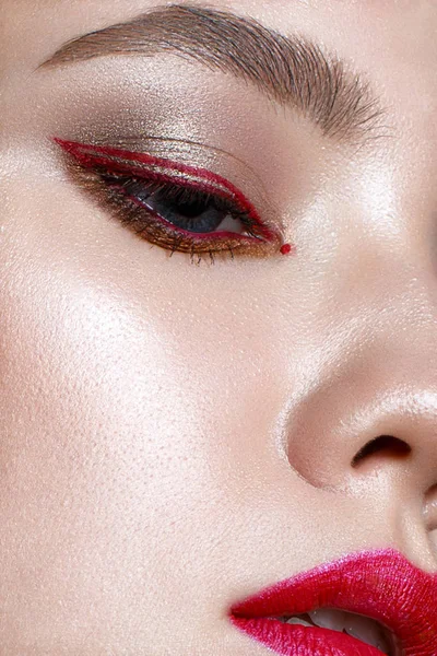 Девушка Красными Губами Красными Стрелами Глазах Модель Макияжем Обнаженной Сияющей — стоковое фото