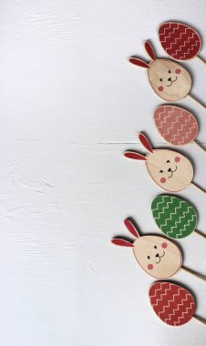 Paskalya pastaları için yumurta ve tavşan şeklinde paskalya tahtaları beyaz arka planda yan yatar. Mutlu Paskalyalar! Odanın içinde çekim yapmak yassı minimalizm