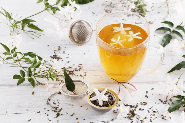 Jasmim chá sobre fundo de madeira branca — Fotografia de Stock