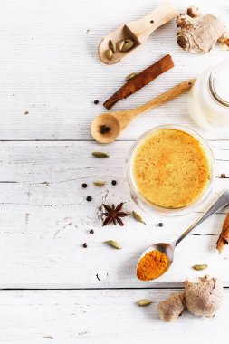 Üstten Görünüm görüntü zerdeçal latte ve baharat 