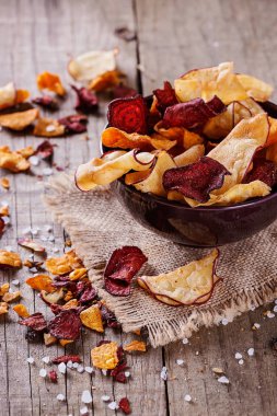 Rustik bir arka plan üzerinde sağlıklı sebze cips