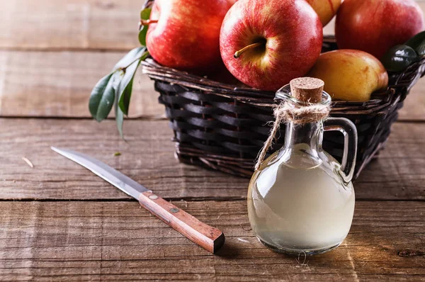 Apple cider azijn over rustieke houten achtergrond — Stockfoto