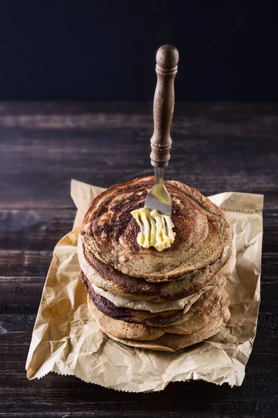 Stapel Pfannkuchen vor dunklem, rustikalem Hintergrund — Stockfoto