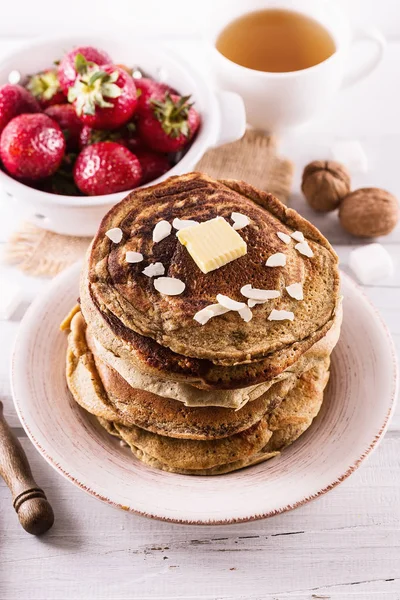 Pannkakor över vit trä bakgrund — Stockfoto