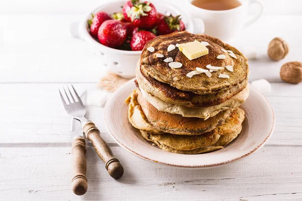 Pancakes su sfondo di legno bianco — Foto Stock