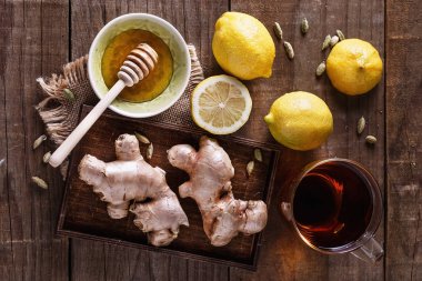 Limon zencefil çay rustik arka plan üzerinde