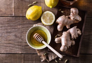 Limon zencefil çayı üzerinde rustik arka plan için malzemeler